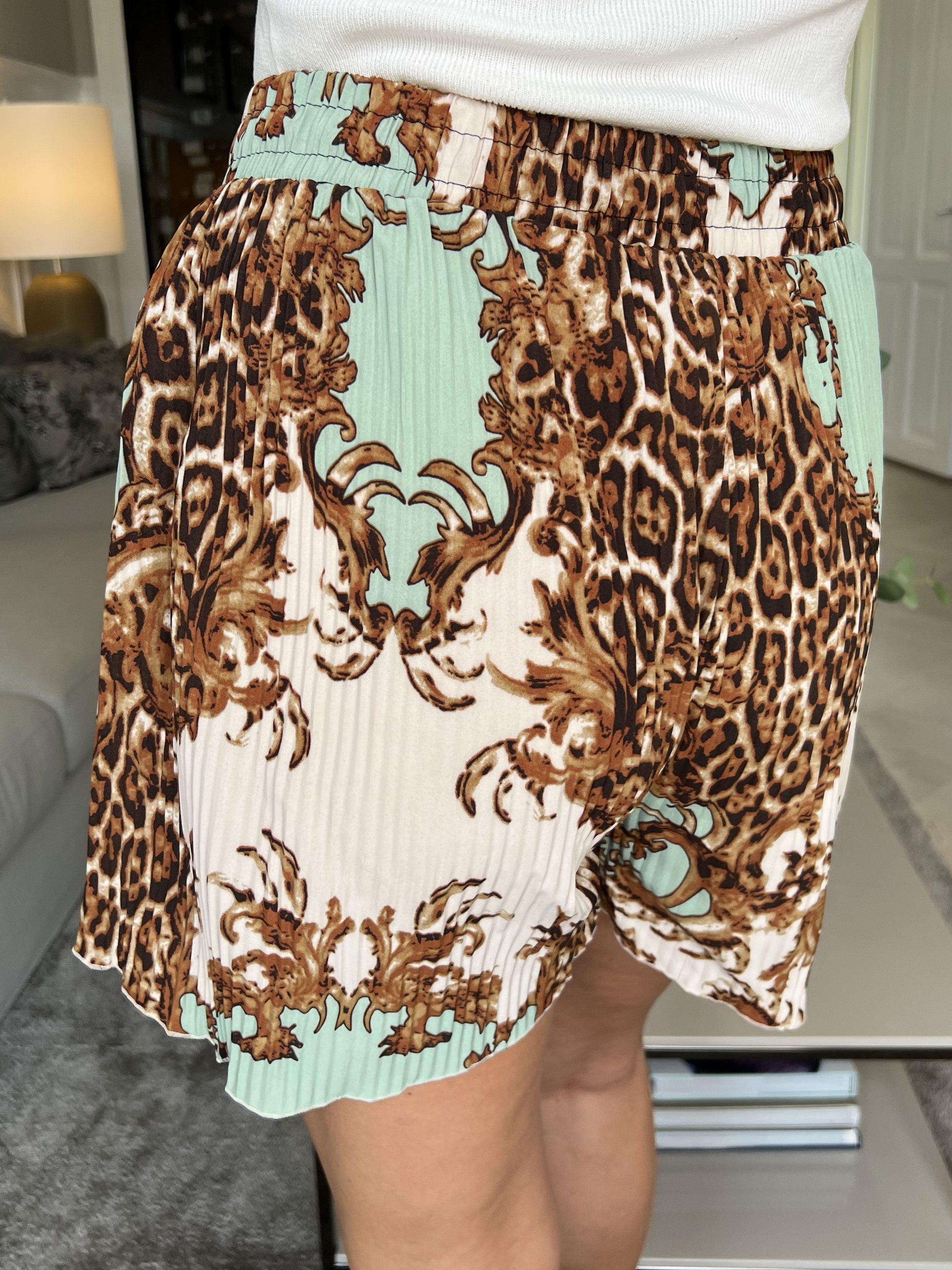 Sophia Short - Søde plisseret shorts med elastikkant